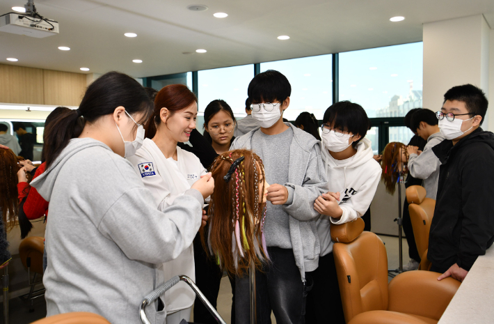 경일중학교 2학년생들이 7일 영진전문대 뷰티융합과 실습실에서 홍정아 교수의 지도를 받으며 '헤어 아티스트' 진로체험을 하고 있다. 영진전문대 제공  