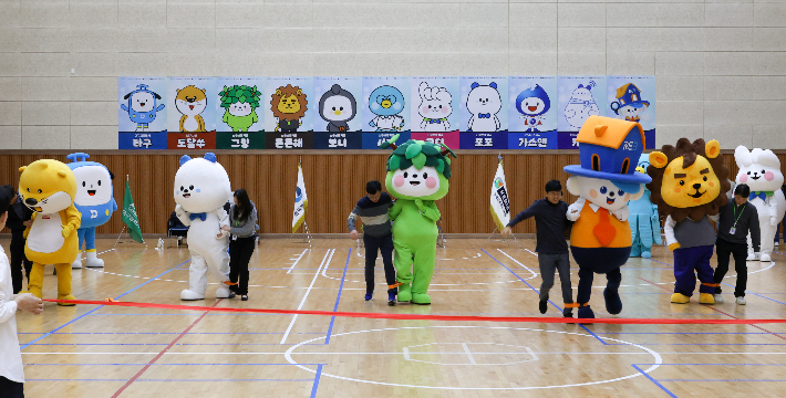 지난 6일 '공공기관 마스코트 올림픽' 행사에 참가한 6개 기관(신용보증기금, 대구시청, 대구교통공사, 한국가스공사, 한국부동산원, 한국교육학술정보원)의 마스코트들과 직원들이 함께 어우러져 경연을 펼치고 있다. 신용보증기금 제공
