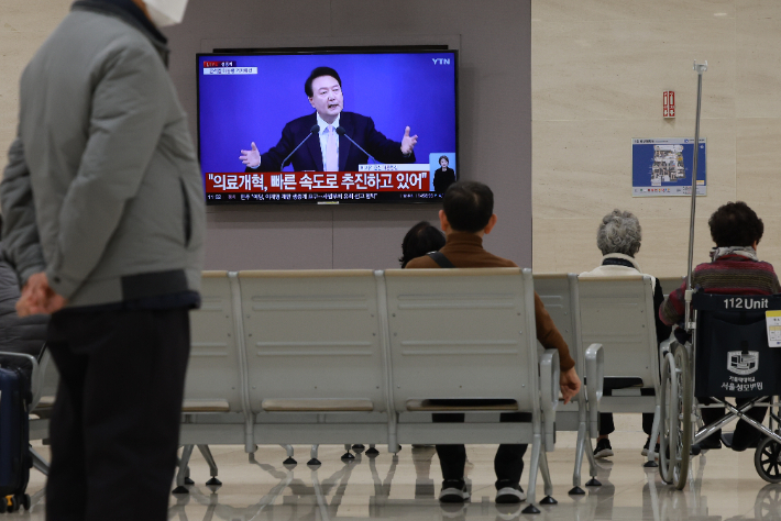 7일 서울 시내 한 대학병원에 설치된 텔레비전에 윤석열 대통령 대국민 담화·회견이 생중계되고 있다. 연합뉴스