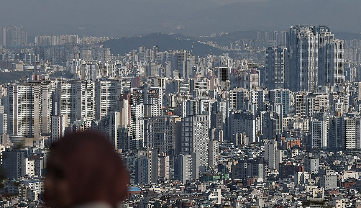 지난 5일 서울 남산에서 바라본 아파트 단지. 연합뉴스