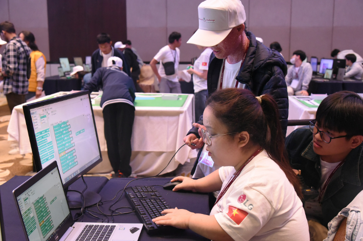 올해 대회에 참가한 베트남의 지체 장애인 띠안허우 응우옌(Thi Anh Hau Nguyen) 씨가 팀원들과 함께 'eCreative_Smart Car' 종목에 참가 중인 모습. LG전자 제공