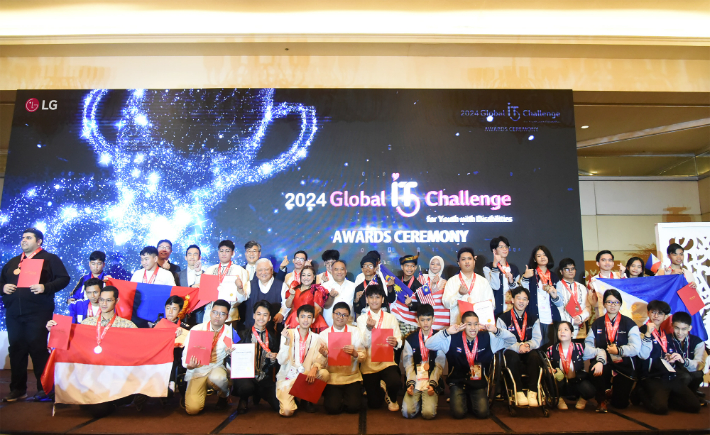 올해 대회에 참가한 세계 각지의 장애 청소년들이 기념 사진을 촬영 중인 모습. LG전자 제공