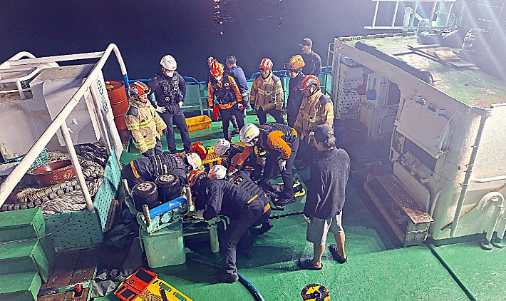 8일 오전 제주 비양도 해상에서 어선이 침몰해 구조작업이 이뤄지고 있다. 제주도 소방안전본부 제공