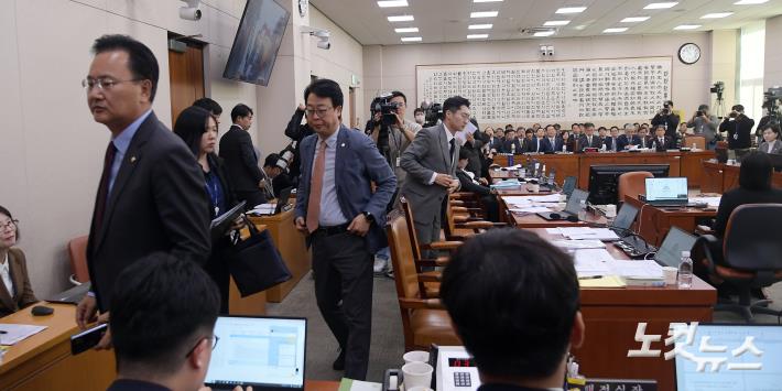 검찰 특활비·특경비 전액삭감에 항의하며 퇴장하는 국민의힘 의원들