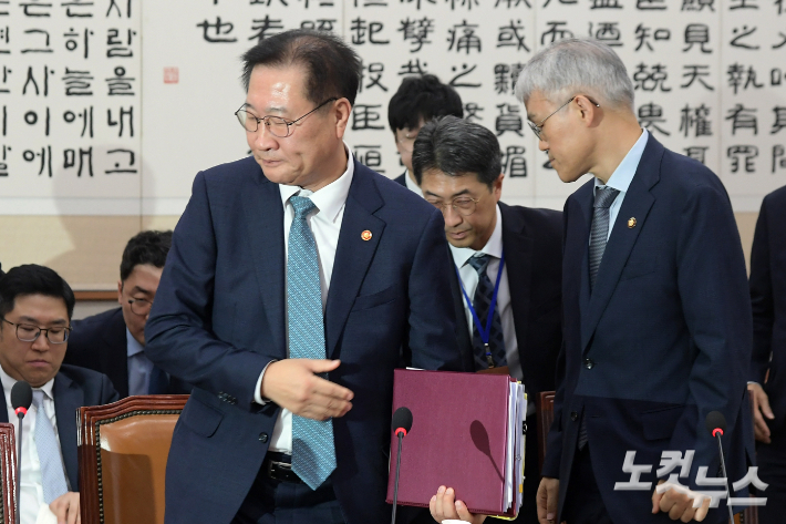 박성재 법무부 장관이 8일 서울 여의도 국회에서 열린 법제사법위원회 전체회의에서 야당 단독으로 김건희 여사 특별검사법이 의결되고 회의장을 퇴장하고 있다. 윤창원 기자