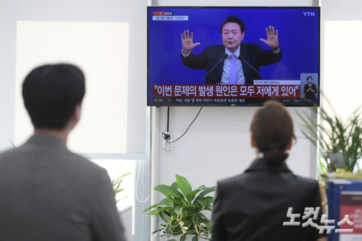 더불어민주당 관계자들이 7일 서울 여의도 국회에서 윤석열 대통령 기자회견을 시청하고 있다. 윤창원 기자