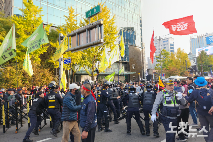 민주노총, 전국민중행동, 진보대학생넷 등이 참여하는 윤석열정권퇴진운동본부는 이날 오후 4시부터 숭례문에서 시청역으로 이어지는 세종대로 일대에서 집회를 진행했다. 박성은 기자