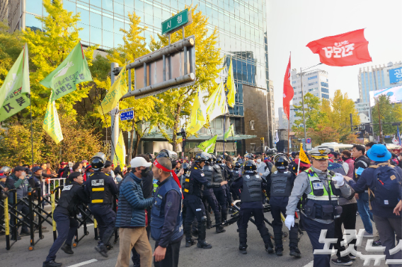 민주노총, 전국민중행동, 진보대학생넷 등이 참여하는 윤석열정권퇴진운동본부는 이날 오후 4시부터 숭례문에서 시청역으로 이어지는 세종대로 일대에서 집회를 진행했다. 박성은 기자