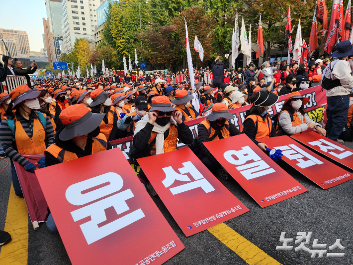 민주노총, 전국민중행동, 진보대학생넷 등이 참여하는 윤석열정권퇴진운동본부는 이날 오후 4시부터 숭례문에서 시청역으로 이어지는 세종대로 일대에서 집회를 진행했다. 박성은 기자