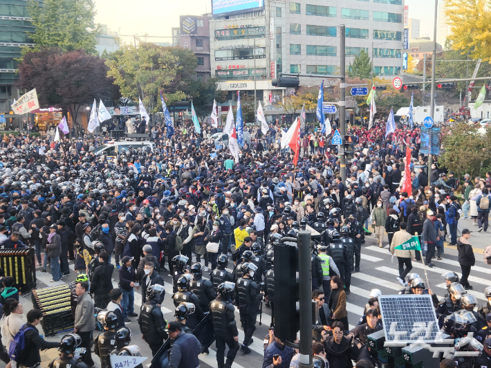 민주노총, 전국민중행동, 진보대학생넷 등이 참여하는 윤석열정권퇴진운동본부는 이날 오후 4시부터 숭례문에서 시청역으로 이어지는 세종대로 일대에서 집회를 진행했다. 박성은 기자