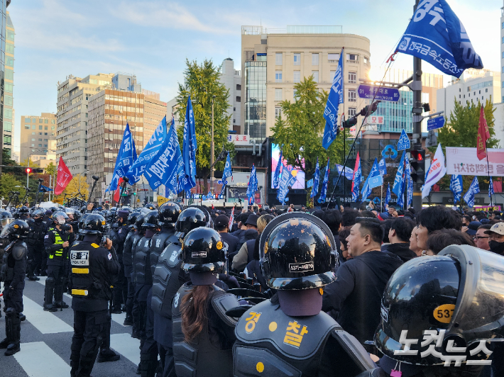 민주노총, 전국민중행동, 진보대학생넷 등이 참여하는 윤석열정권퇴진운동본부는 이날 오후 4시부터 숭례문에서 시청역으로 이어지는 세종대로 일대에서 집회를 진행했다. 박성은 기자