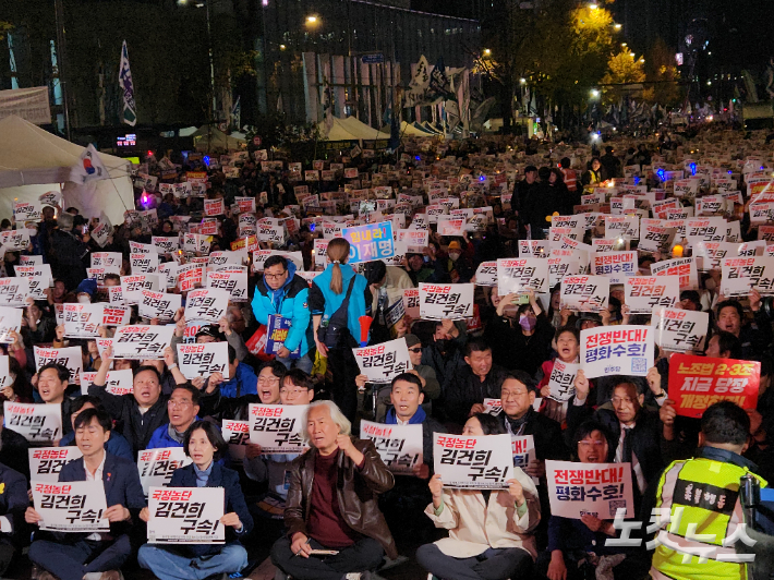 더불어민주당을 비롯한 야당은 오후 6시 30분부터 세종대로 일대에서 '2차 국민 행동의 날' 집회를 열었다. 박성은 기자