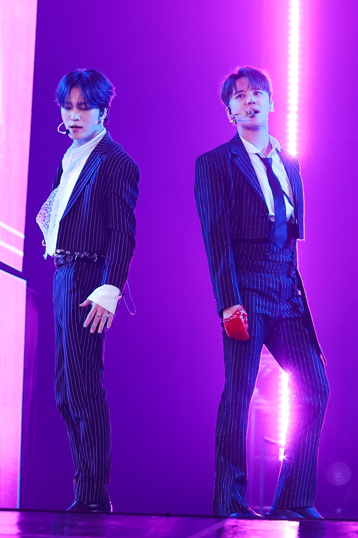 김재중과 김준수는 이번 콘서트 세트 리스트의 대부분을 본인들의 시작점이었던 그룹 동방신기 노래로 채웠다. 팜트리아일랜드, 인코드 제공