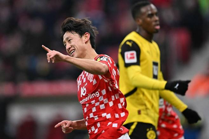 마인츠 이재성이 10일(한국 시각) 도르트문트와 경기에서 선제골을 넣고 기뻐하고 있다. AFP=연합뉴스