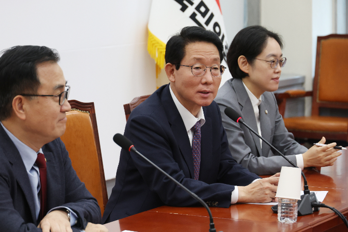 국민의힘 김상훈 정책위의장(가운데)이 10일 국회에서 열린 기자간담회에서 발언을 하고 있다. 연합뉴스