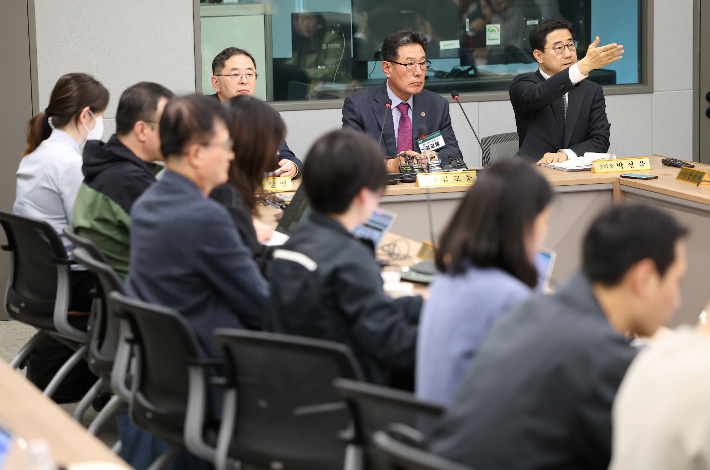 10일 오전 서울 용산구 대한의사협회에서 열린 임시 대의원총회를 마친 김교웅 대의원회 의장(오른쪽 두번째)이 브리핑에 참석해 기자들의 질문에 답하고 있다. 연합뉴스