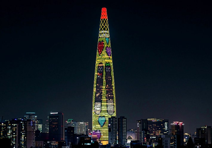 11일 오후 6시부터 송출되는 롯데월드타워 빼빼로데이 미디어 파사드. 롯데웰푸드 제공