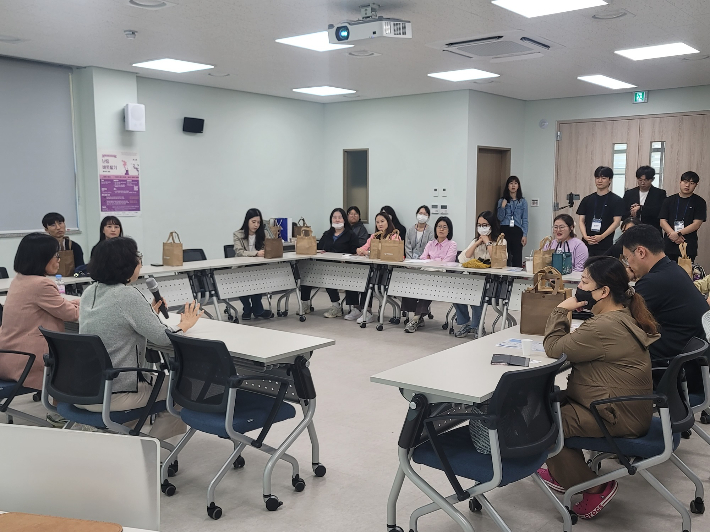 구미보건소와 함께한 난임 바로알기 토크콘서트 참가자들이 전문가의 설명을 경청하고 있다. 대구대 제공