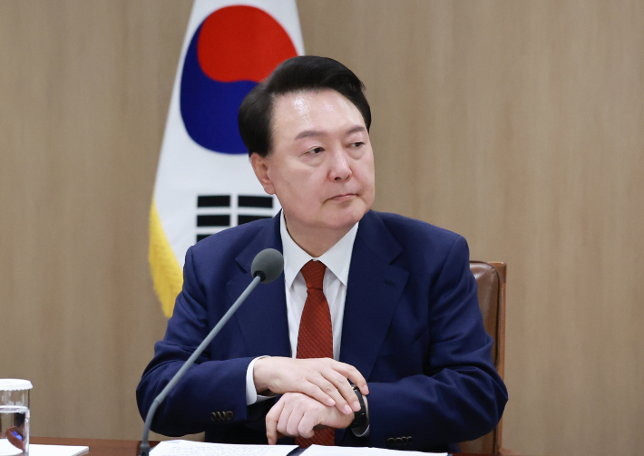 윤석열 대통령이 10일 서울 용산 대통령실에서 '대외여건 변화에 따른 긴급 경제·안보 점검회의'에 참석해 회의를 준비하고 있다. 연합뉴스
