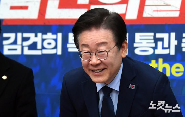 미소짓는 이재명 대표