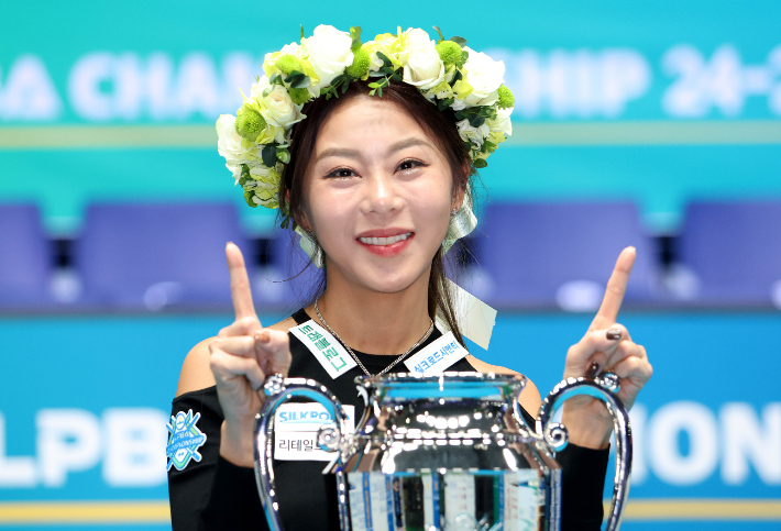 김가영이 10일 'NH농협카드 PBA 챔피언십 24-25' 여자부 우승을 차지한 뒤 11번째 정상 등극을 기념하는 포즈를 취하고 있다. PBA