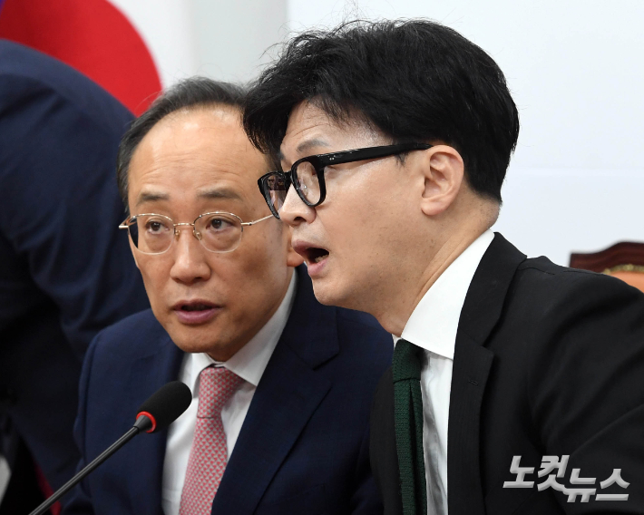 국민의힘 한동훈 대표와 추경호 원내대표가 11일 오전 국회에서 열린 최고위원회의에 참석해 대화하고 있다. 황진환 기자
