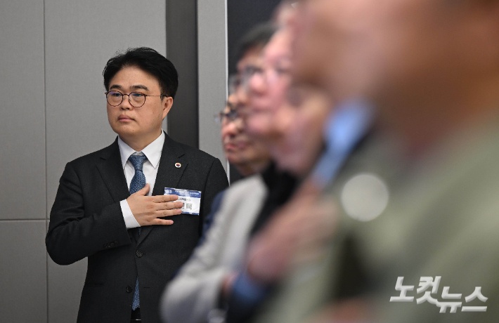 임현택 대한의사협회장이 10일 오후 서울 용산구 대한의사협회에서 열린 임시 대의원총회에 참석해 국민의례를 하고 있다. 황진환 기자