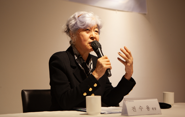 전수용 한국문학번역원장이 11일 서울 중구 컨퍼런스하우스 달개비에서 취임 100일 기념 기자간담회를 열고 한국문학을 세계에 알리기 위한 비전을 설명하고 있다. 한국문학번역원 제공