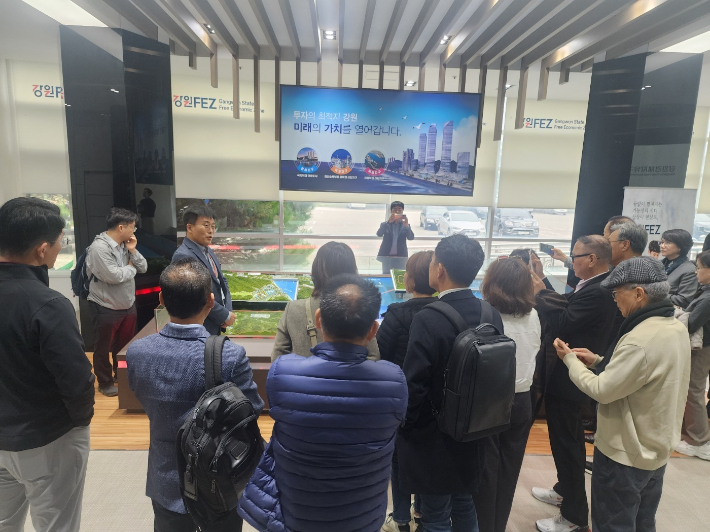 미주 이민 1세대 투자자문팀이 강원경제자유구역 홍보관에서 관계자로부터 망상 제1지구 사업개발에 대한 설명을 듣고 있는 모습. 대명건설 제공