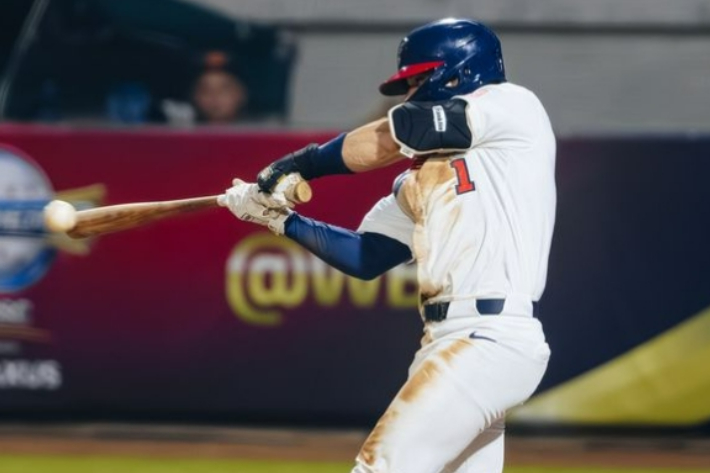 타격하는 맷 쇼. WBSC SNS 캡처