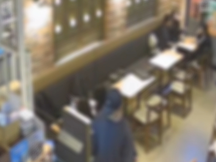 '히든캠' 이용해 불법 촬영 중인 피의자 모습. 강원경찰청 제공