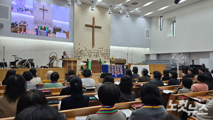 한국기독교장로회 여성 목사 안수 통과 50주년 기념 예배가 11일 서울 종로구 향린교회에서 진행되고 있다. 한혜인 기자