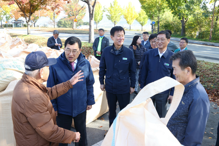주낙영 시장이 통일전에서 진행된 공공비축미 매입 현장을 방문해 농업인들을 격려하고 있다. 경주시 제공