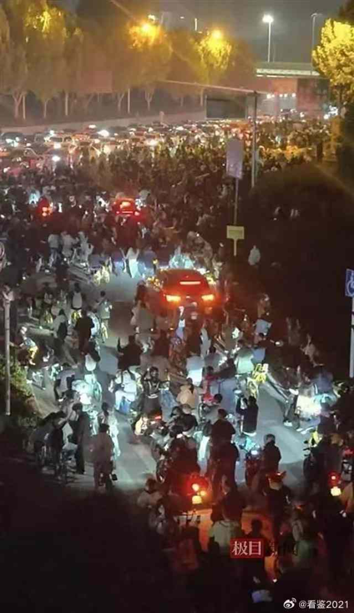 야간 자전거 라이딩에 참여한 청년들. 웨이보 캡처