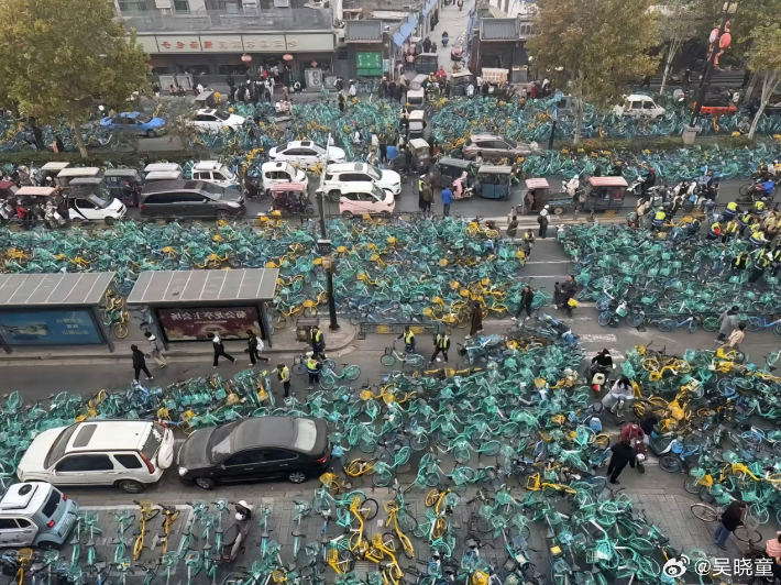 야간 자전거 라이딩 참가자들이 타고온 공유자전거로 가득한 카이펑시의 한 도로. 웨이보 캡처