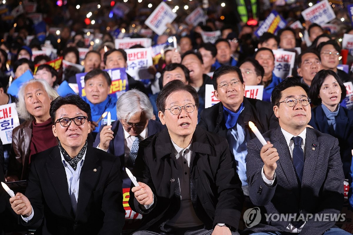 (서울=연합뉴스) 박동주 기자 = 더불어민주당 이재명 대표(가운데), 박찬대 원내대표, 김민석 최고위원 등이 9일 오후 서울 숭례문 일대에서 더불어민주당 주최로 열린 '김건희·윤석열 국정농단 규탄·특검 촉구 제2차 국민행동의 날' 장외집회에서 LED 촛불을 흔들고 있다.   2024.11.9 pdj6635@yna.co.kr 연합뉴스