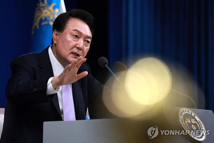 (서울=연합뉴스) 홍해인 기자 = 윤석열 대통령이 7일 서울 용산 대통령실 청사 브리핑실에서 '대국민담화 및 기자회견'에서 취재진의 질문에 답하고 있다. 2024.11.7 hihong@yna.co.kr 연합뉴스