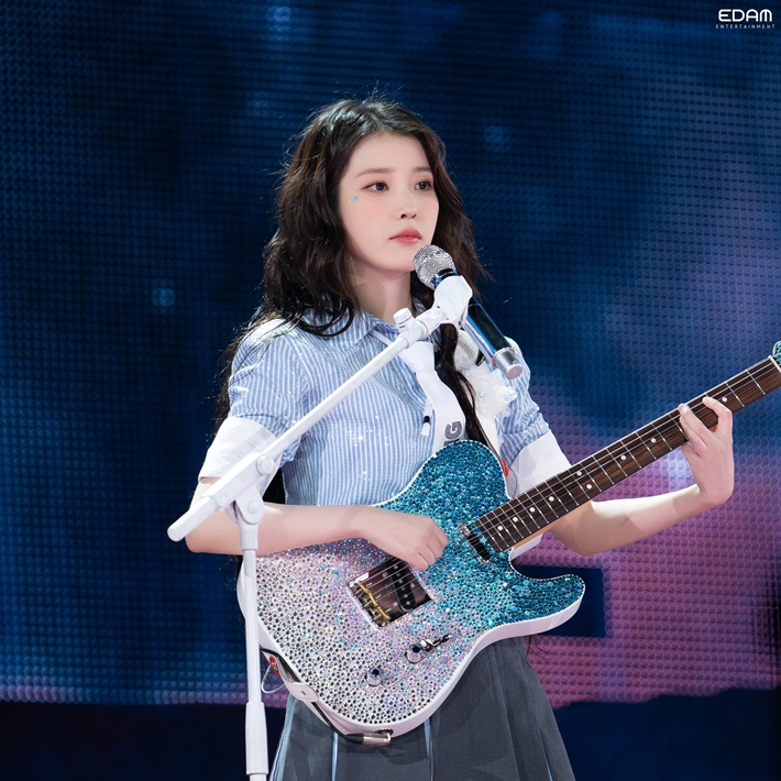 가수 아이유. 아이유 공식 트위터