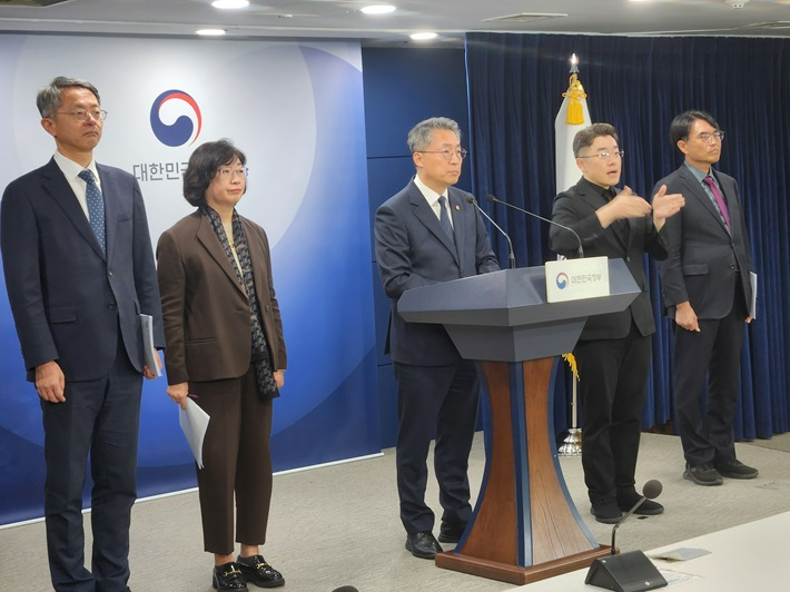 고용노동부 김민석 차관이 11월 11일 정부서울청사에서 '윤석열 정부의 고용노동 성과 및 향후 추진계획' 관련 브리핑을 진행하고 있다. 고용노동부 제공