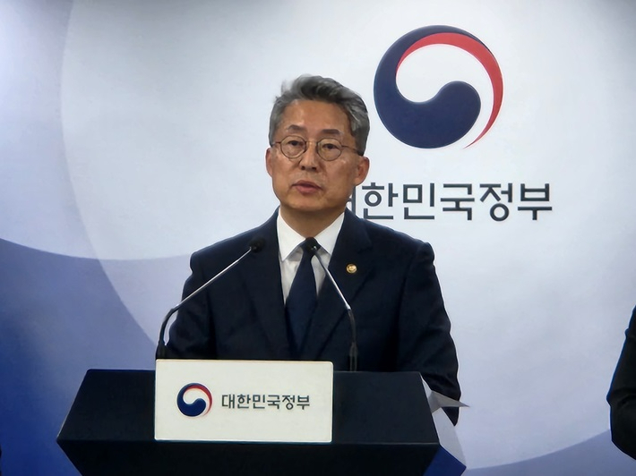 고용노동부 김민석 차관이 11월 11일 정부서울청사에서 '윤석열 정부의 고용노동 성과 및 향후 추진계획' 관련 브리핑을 진행하고 있다. 고용노동부 제공
