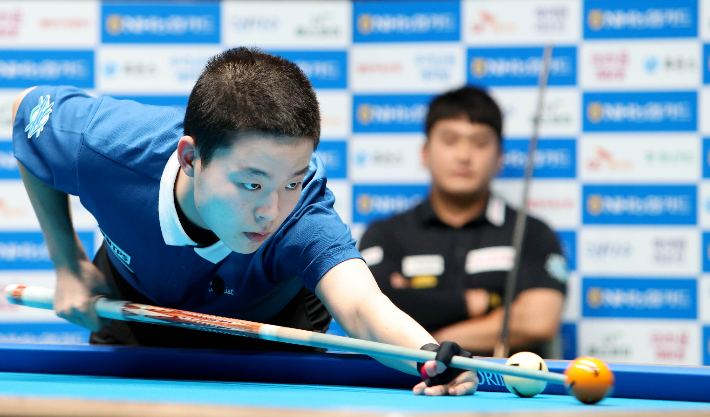 김영원이 11일 경기도 '고양 킨텍스 PBA 스타디움'에서 열린 'NH농협카드 PBA 챔피언십 24-25' 남자부 결승에서 오태준을 상대로 샷을 구사하고 있다. PBA