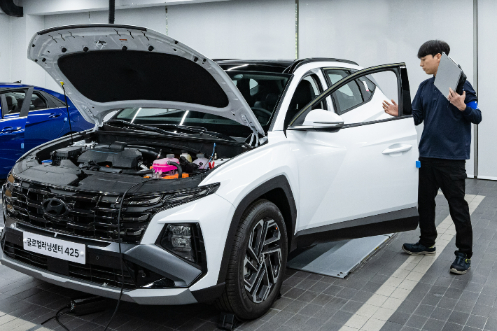 '2024 그랜드마스터 인증 평가'에 응시한 최우수 엔지니어가 현대차 천안 글로벌러닝센터에서 2차 실기 시험을 치르고 있다. 현대차 제공