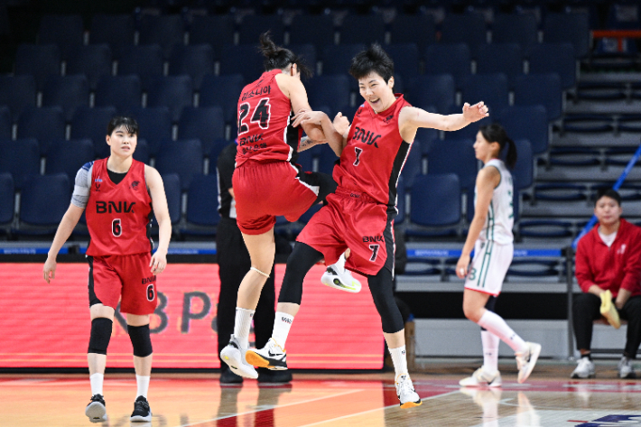 세리머니를 펼치는 박혜진(오른쪽)과 김소니아. WKBL 제공