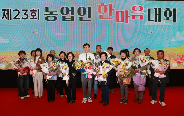 김철우 군수가 표창을 받는 우수농업인들과 함께 했다. 보성군 제공