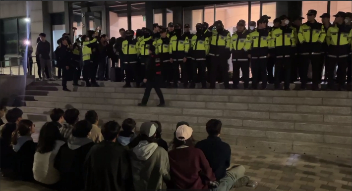 9일 부경대학교 대연캠퍼스에서 '윤석열 정부 퇴진 국민투표 허용'을 두고 총장 직무대리와의 면담을 요구하던 대학생 10여 명이 경찰에 연행됐다. 부산윤석열퇴진학생행동 제공 