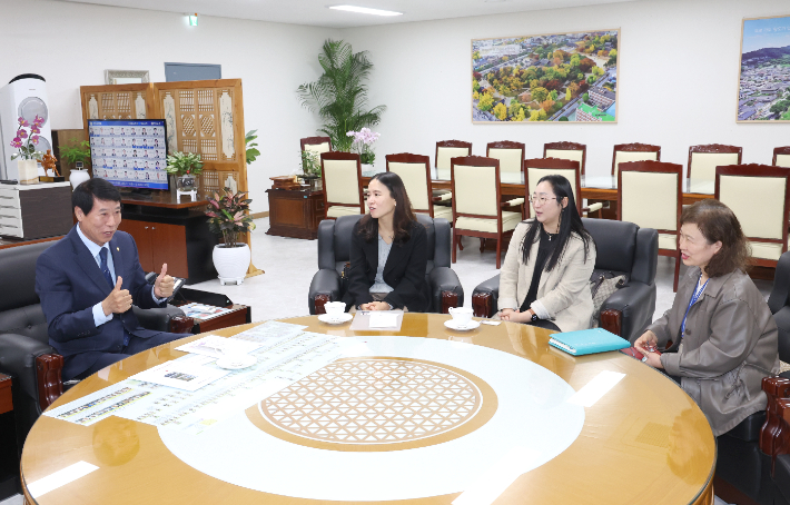 남관우 전주시의회 의장이 12일 전주 완산아동전문보호기관, 덕진아동전문보호기관 관장과 대화를 나누고 있다. 전주시의회 제공