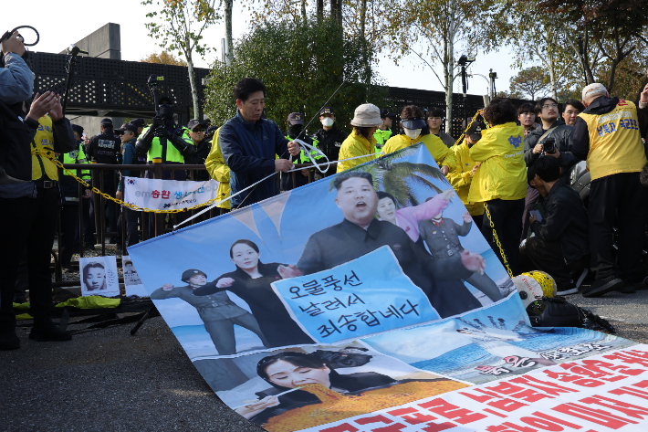 지난달 31일 경기도 파주시 임진각 국립 6·25전쟁 납북자기념관에서 탈북민단체 자유북한운동연합 박상학 대표가 기자회견에 앞서 현수막을 준비하고 있다. 연합뉴스