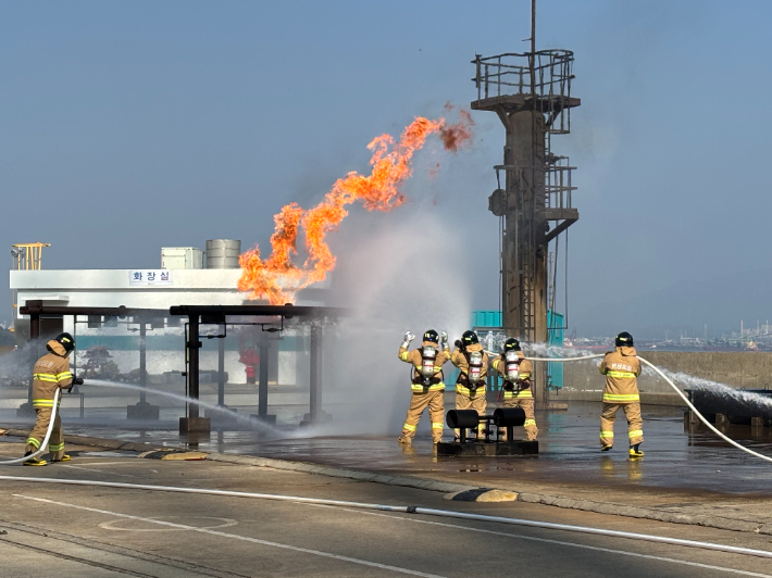 GS칼텍스는 12일 여수공장 소방훈련장에서 제29회 소방훈련대회를 개최했다. GS칼텍스 제공