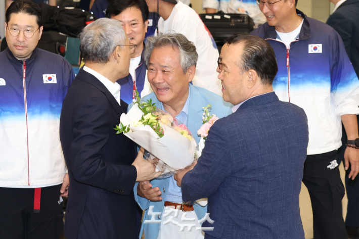 2024 파리올림픽 대한민국 선수단 본진 귀국 당시 문체부 유인촌 장관(아래 왼쪽부터)이 대한체육회 이기흥 회장과 악수하는 모습. 류영주 기자