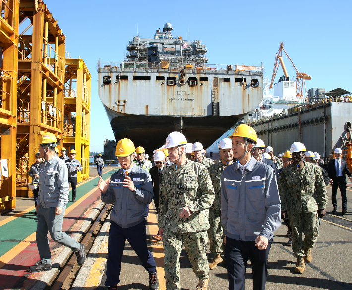 지난달 24일 한화그룹 김동관 부회장(오른쪽)과 미 해군 태평양함대 사령관 스티븐 쾰러 제독(가운데)이 거제사업장에서 '월리 쉬라' 정비 현장을 둘러보고 있다. 한화오션 제공